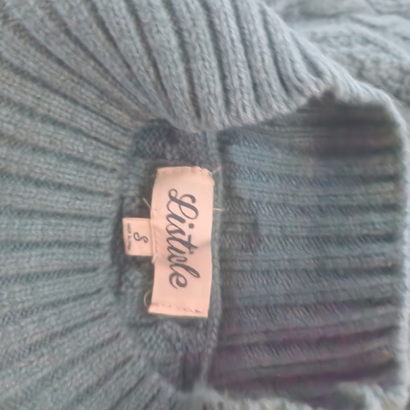 Green Listicle Sweater with poof shoulder detail. small. - Picture 10 of 11